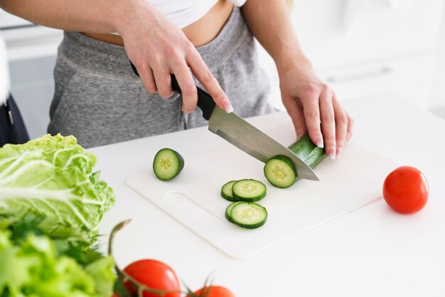 Jeune femme, couper, cucumberg