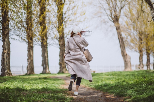 Jeune femme, courant, dans parc