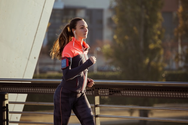 Jeune femme en cours d&#39;exécution en plein air