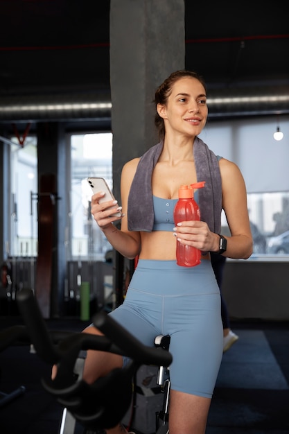 Jeune femme en cours de spinning