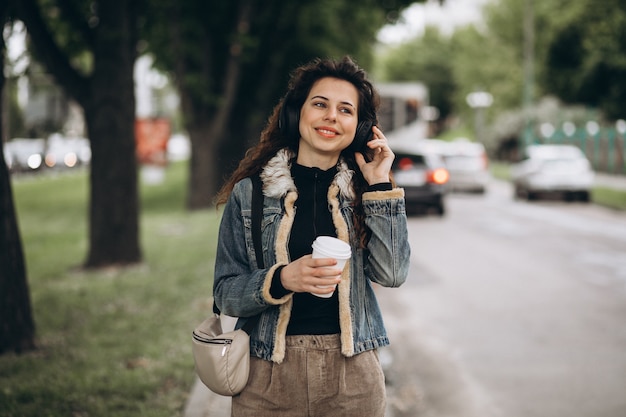 Jeune, femme, Écoute, musique, boire, café