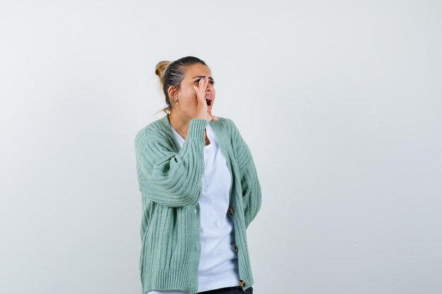 Jeune femme criant en t-shirt, veste et semblant confiante