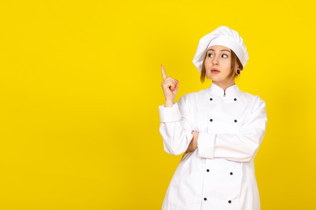 jeune, femme, cuisine, blanc, cuisinier, complet, blanc, casquette, poser, pensée