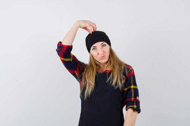 Jeune femme cuisinier dans un tablier noir