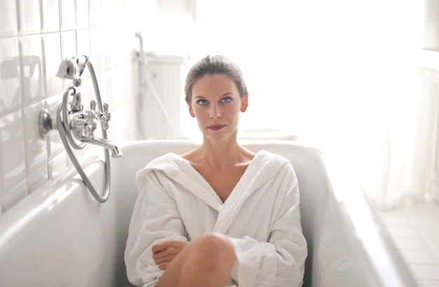 jeune femme dans une baignoire vintage