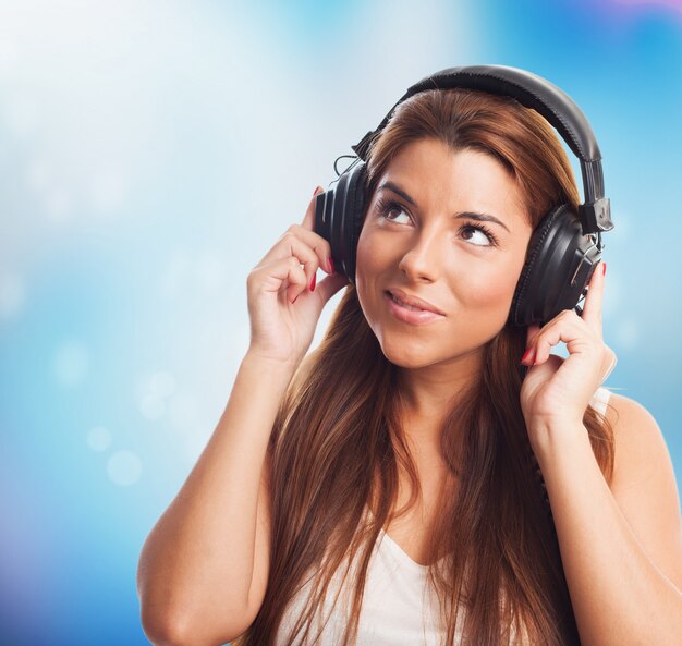 Jeune femme dans un casque