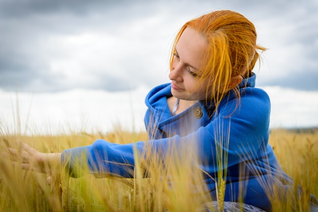 Jeune femme dans le champ de blé