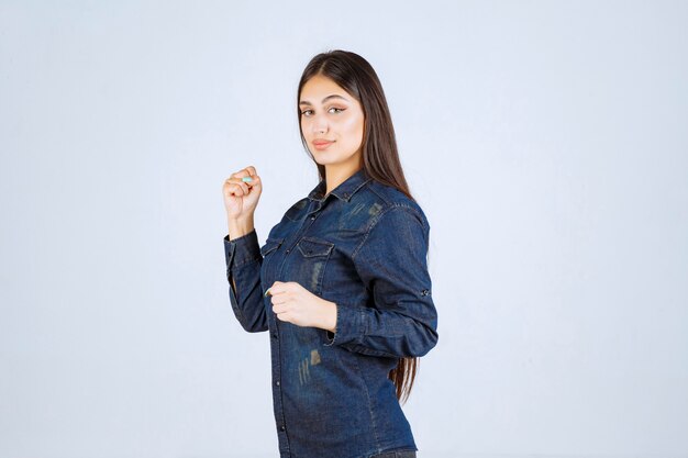 Jeune femme, dans, chemise denim, courant, depuis, les, place