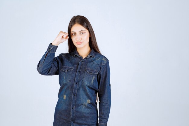 Jeune femme, dans, chemise denim, pensée, et, planification