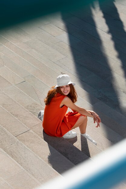 Jeune femme dans un environnement urbain propre