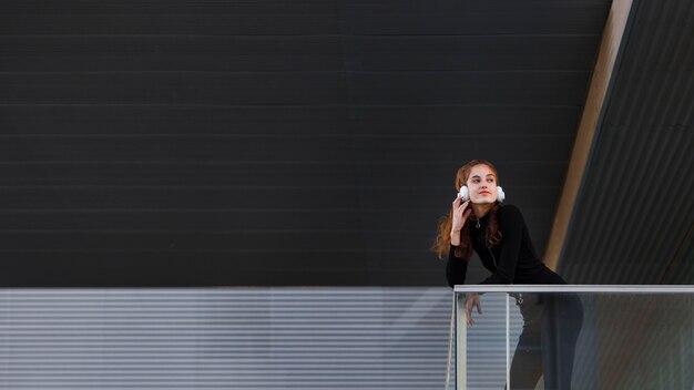 Jeune femme dans un environnement urbain propre