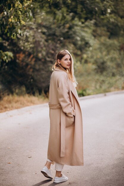 Jeune femme, dans, manteau beige, marche, dans parc