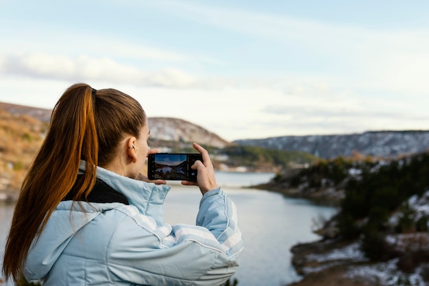 Jeune femme, dans, nature, prendre des photos