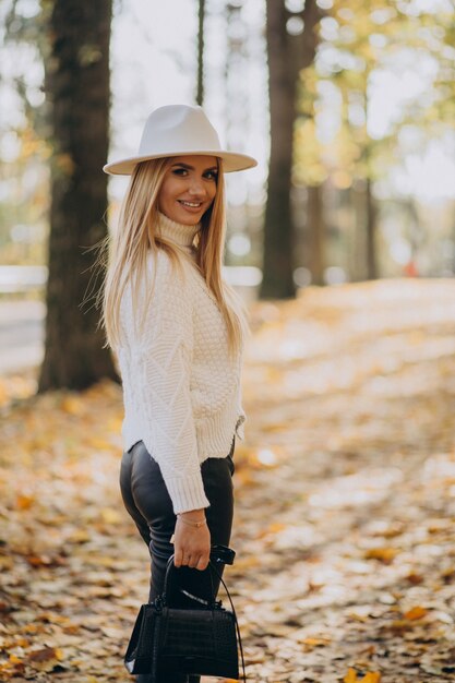 Jeune femme dans un parc en automne