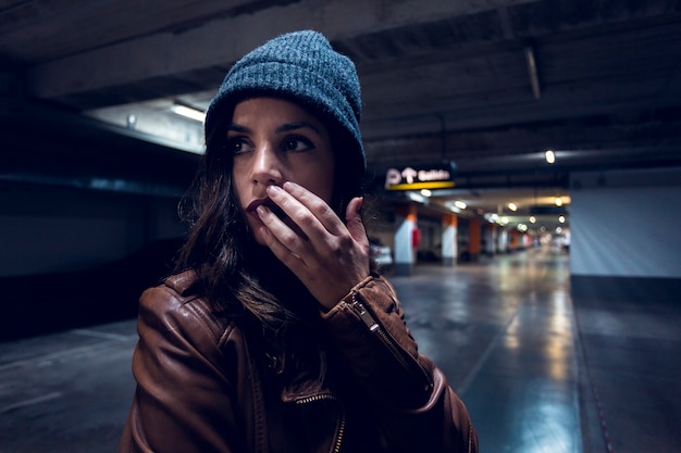 Jeune femme dans un parking souterrain