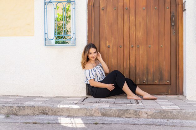 jeune femme dans les rues d&#39;une ville espagnole