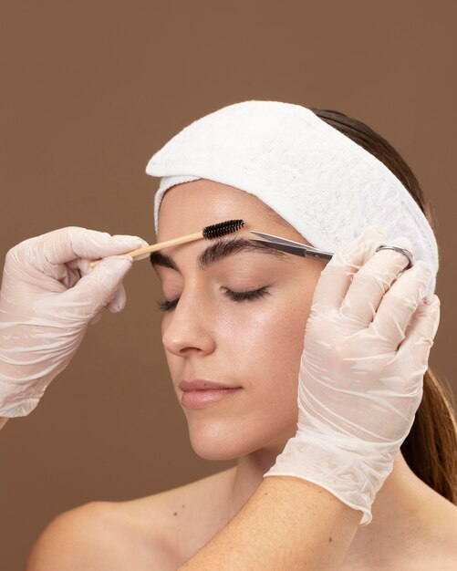 Jeune femme dans un salon de beauté