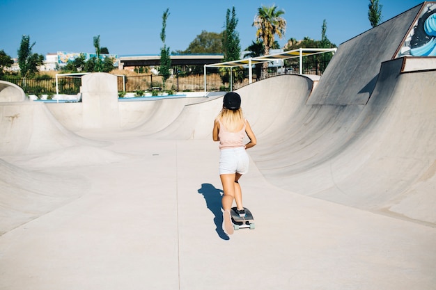 Photo gratuite jeune femme dans le skatepark