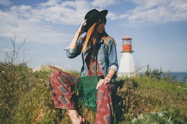 Photo gratuite jeune femme dans un style bohème à la campagne