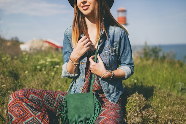 Jeune femme dans un style bohème à la campagne