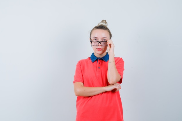 Jeune femme, dans, t-shirt, regarder, lunettes