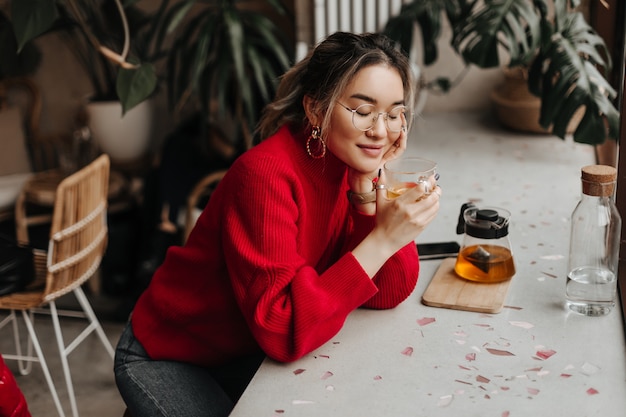 Jeune femme, dans, verres, penché, table, dans, café