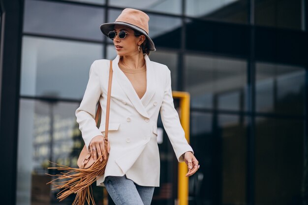 Jeune femme, dans, veste blanche, marche dehors