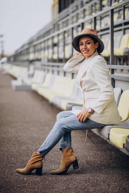 Jeune femme, dans, veste blanche, tenue, chapeau