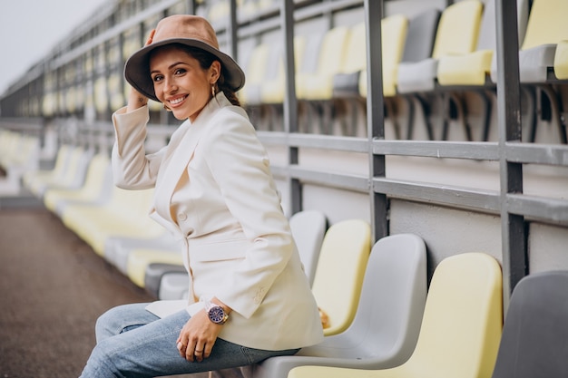 Jeune Femme, Dans, Veste Blanche, Tenue, Chapeau