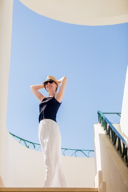 Jeune femme dansant dans la ville blanche