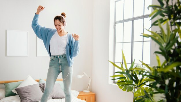 Jeune femme, danse, chez soi