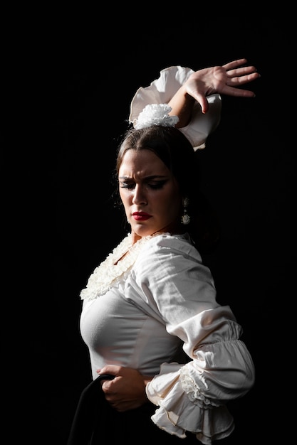 Jeune femme danse flamenco avec grâce