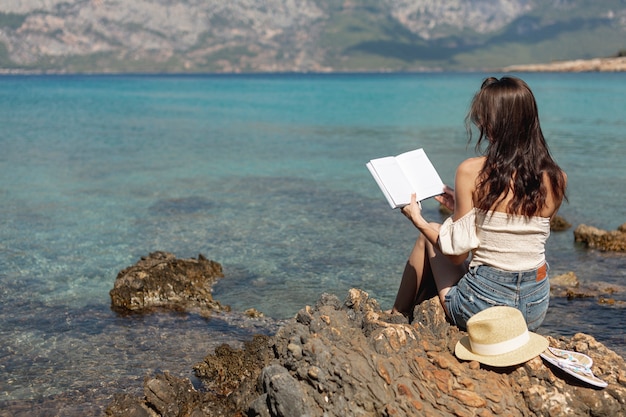 Jeune femme, debout, bord mer