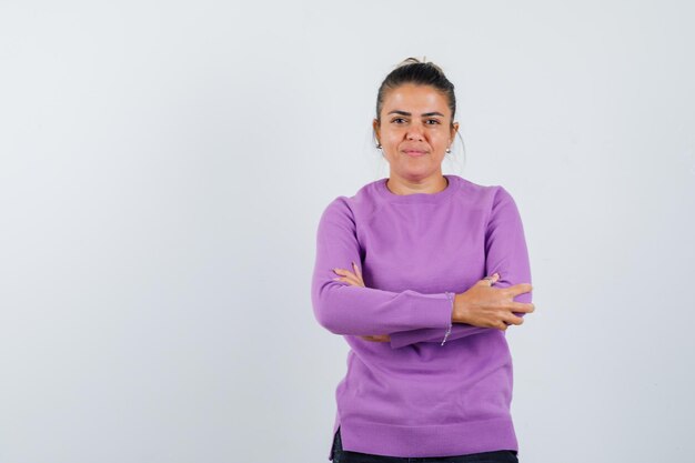 jeune femme, debout, à, bras croisés