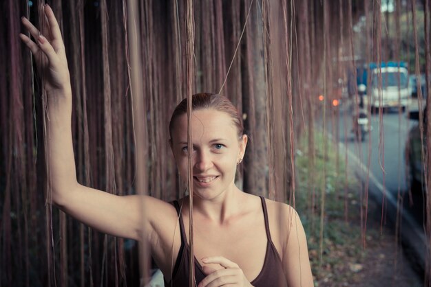 Jeune femme debout dans une épaisse végétation de la jungle
