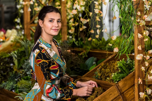 Photo gratuite jeune femme debout dans la maison verte