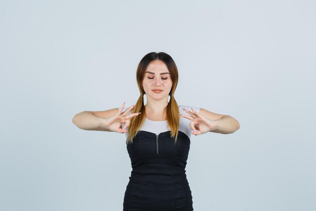 jeune femme, debout, dans, méditer, pose