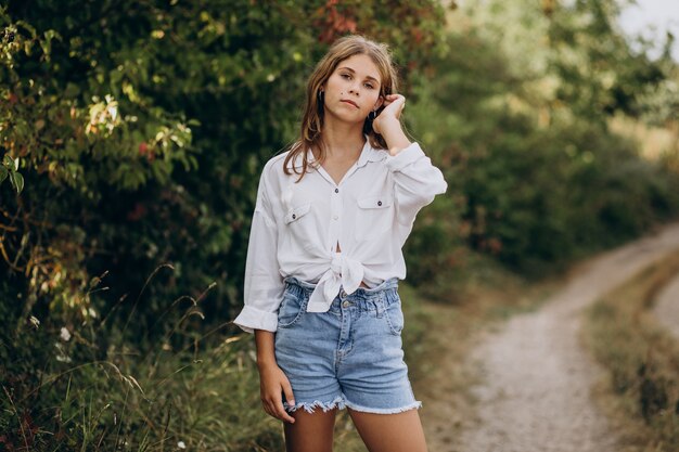 Jeune femme, debout, dans parc