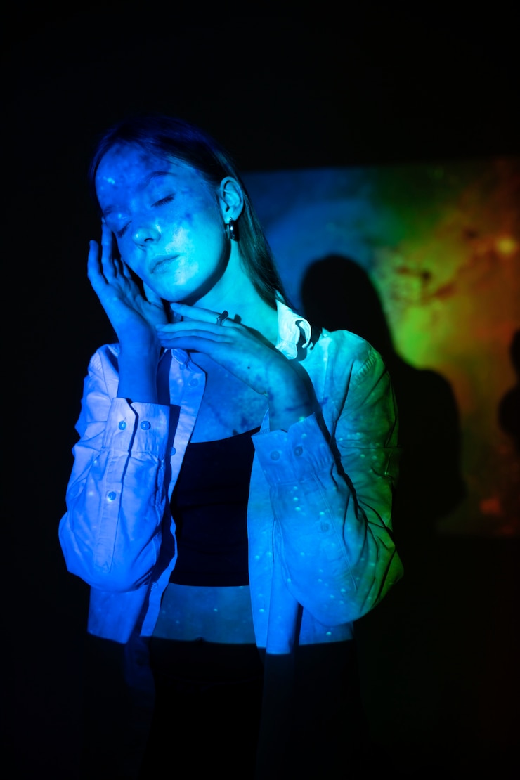 Photo gratuit jeune femme debout dans la projection de texture de l'univers