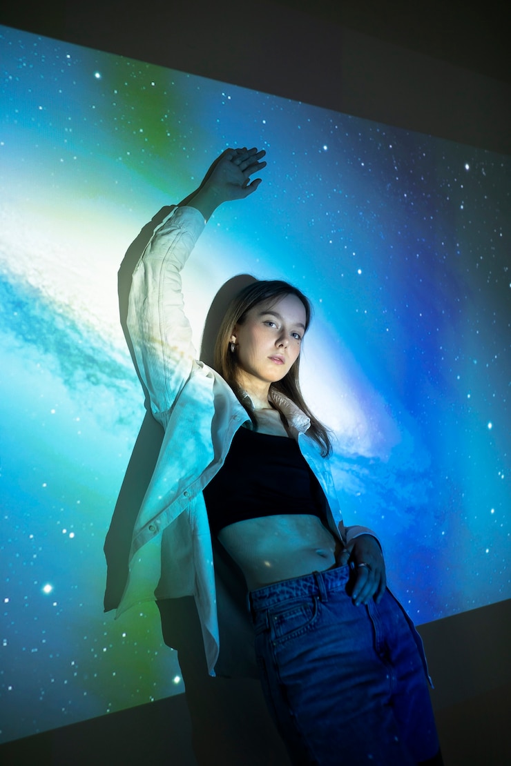 Photo gratuit jeune femme debout dans la projection de texture de l'univers