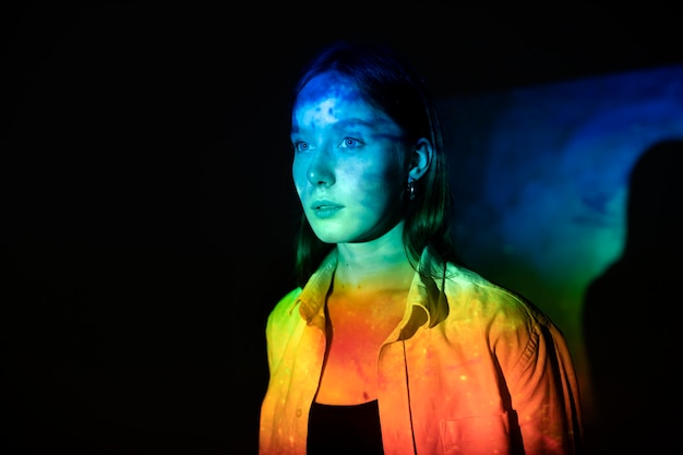 Jeune femme debout dans la projection de texture de l'univers