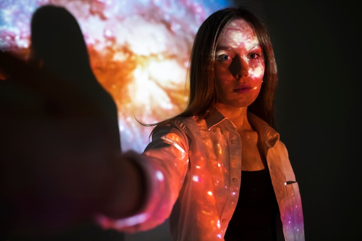 Photo gratuit jeune femme debout dans la projection de texture de l'univers