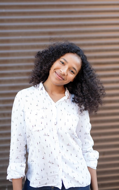 jeune femme, debout, extérieur