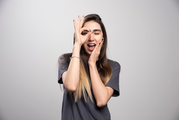 Jeune femme, debout, et, poser, sur, a, fond gris