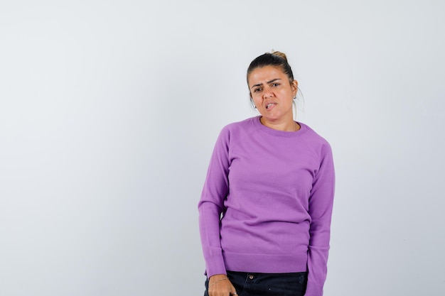 Jeune femme debout tout droit et à la grave