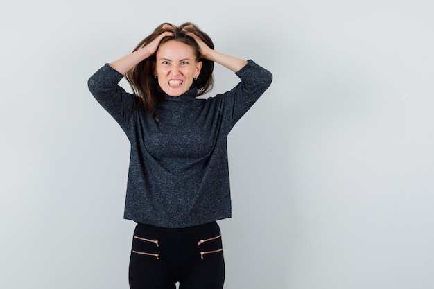 Jeune femme déchirant ses cheveux en chemise