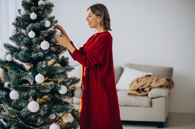 Jeune femme, décoration, arbre noël