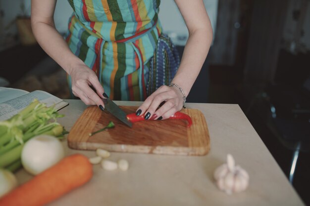 Jeune, femme, découpage, legumes