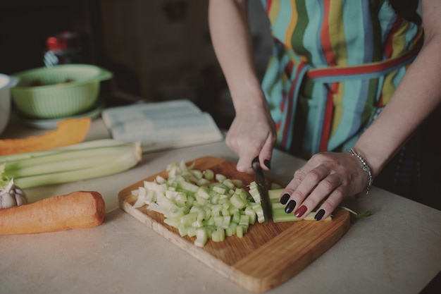 Jeune, femme, découpage, legumes