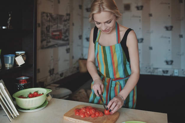 Photo gratuite jeune, femme, découpage, tomates